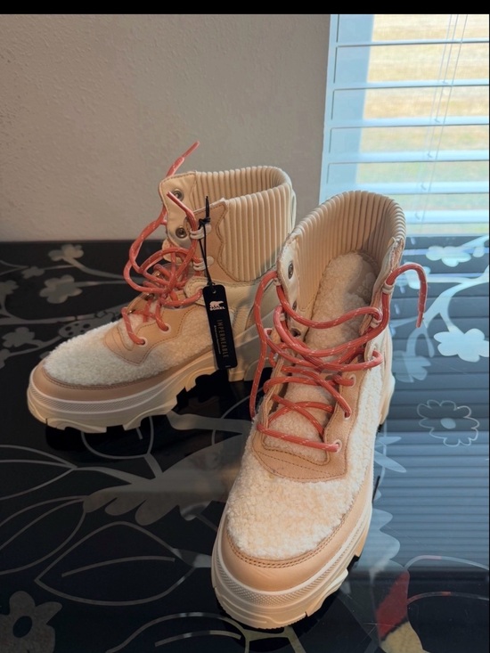 Sorel Shoes - Sorel hiking boots - Women's Beige Sherpa Boots